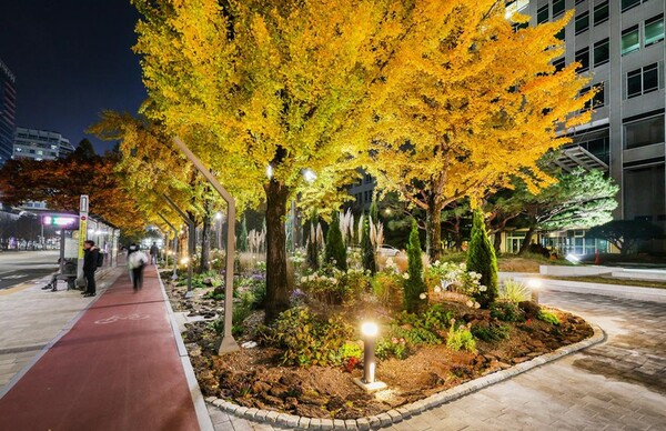 대전시가 시청 북문 앞 광장을 힐링과 휴식을 주는 정원형 '시민애뜰'로 새롭게 조성했다. / 대전시 제공