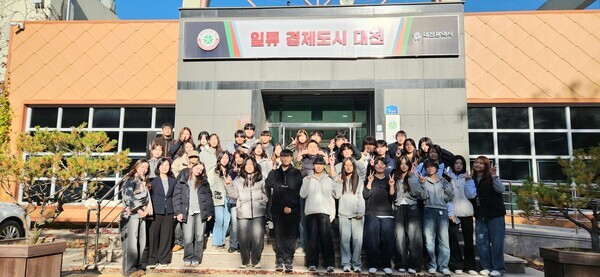 대전시설관리공단은 한국경마축산고등학교 32명을 대상으로 복용승마장 견학을 지원했다고 12일 밝혔다. / 대전시설관리공단 제공