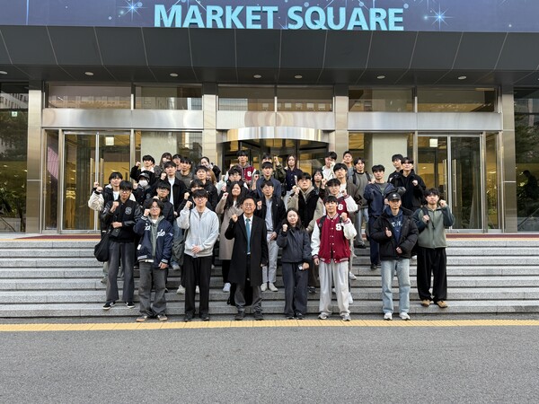 김대종 교수와 세종대 학생들이 한국거래소에서 파이팅하고 있다