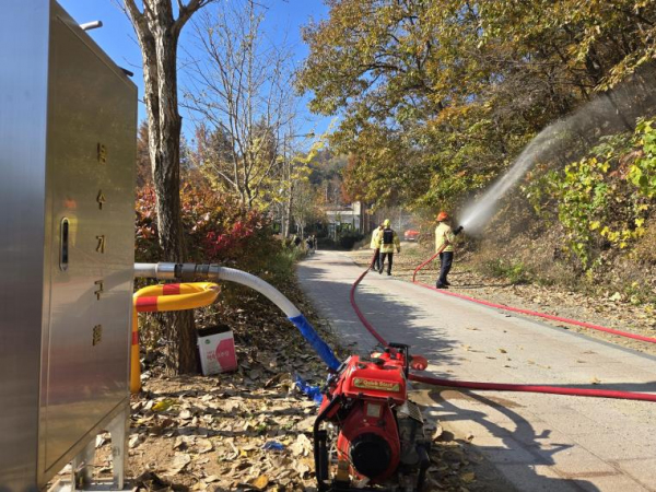 세종북부소방서는 산불 발생 위험이 높아지는 가을철을 맞아 12일 조치원읍 신안리 신안사 일원에서 산불 대응훈련을 실시했다.