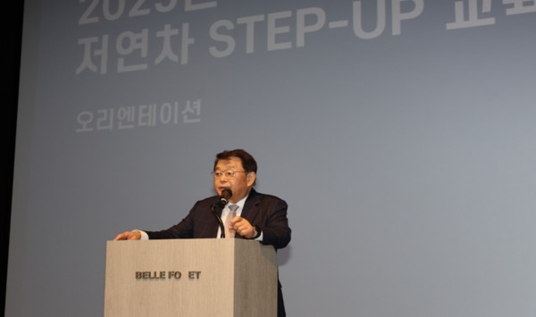 소상공인시장진흥공단은 지난 10일부터 11일까지 증평 벨포레리조트에서 입사 1~2년 차 직원 140여 명을 대상으로 온보딩 과정 '저연차 Step-up 교육'을 실시한 가운데, 박성효 이사징이 강연을 진행하고 있다. / 소상공인시장진흥공단 제공