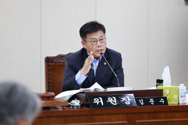 전남도의회 김문수 위원장이 전남도농업기술원 행감에서 질의하고 있다./전남도의회 제공