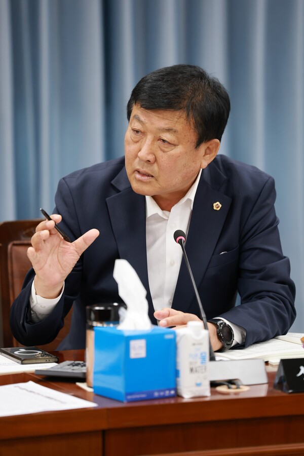 신승철 도의원이 5일 농수산위원회에서 열린 해양수산국 행정사무감사 질의 모습/전남도의회 제공 