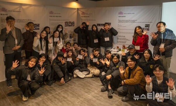  ‘안녕, 전통시장’ 전시회 및 성과공유회 기념촬영 / 청운대학교 RISE사업단 제공