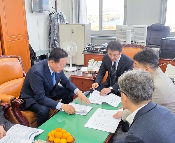 김한종 장성군수가 한병도 예산결산특별위원회 위원장에게 현안사업추진의 당위성을 설명하고 있다./장성군 제공