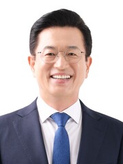 내년 지방선거에서 대전시장 출마를 준비 중인 더불어민주당 소속 허태정 전 시장이 출판기념회를 예고하며, 세 결집에 나섰다.