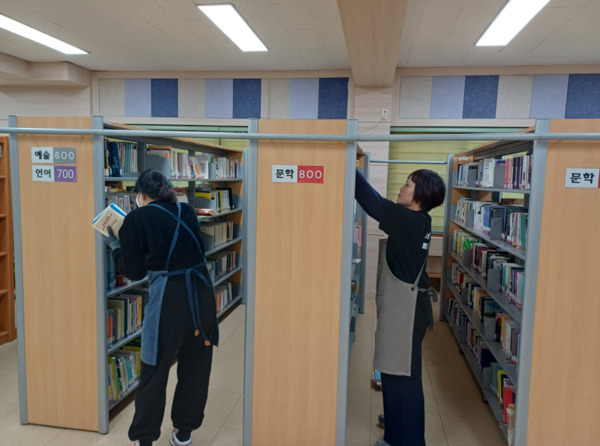 서산교육지원청 학교지원센터는 지난 10일 해미중학교를 대상으로 도서실 정리지원을 실시했다고 밝혔다. / 서산교육지원청 제공