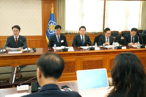 김영록 전라남도지사가 12일 오후 정부서울청사에서 김민석 국무총리(위원장)를 비롯한 관계 장관, 광주광역시장, 유가족 대표 등이 참석한 가운데 열린 ‘12·29여객기참사 피해자 지원·추모위원회 제1차 회의’에서 모두발언을 경청하고 있다./전남도 제공