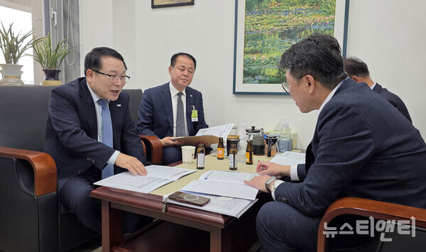 정헌율 익산시장이 기획재정부 관계자와 면담을 갖고 있다. (2025 11 12) / 익산시 제공