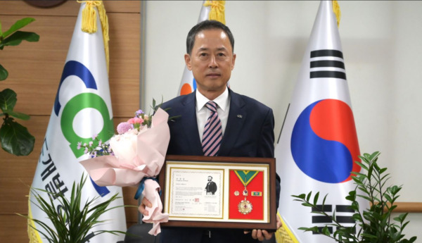 충남개발공사는 12일 충남도청 문예회관에서 열린 대한적십자사 창립 120주년 연차대회에서 '최고명예대장'을 수상한 가운데, 김병근 사장이 기념촬영을 하고 있다. / 충남개발공사 제공