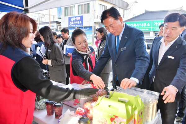 김한종 장성군수가 지난 11일 열린 가래떡 시식 행사에 참여했다./장성군 제공