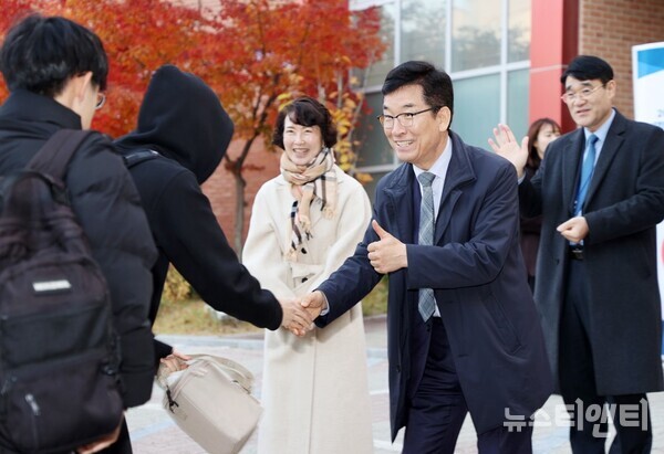 윤건영 충북교육감이 2026학년도 대학수학능력시험일인 13일 시험장학교 교문에서 시험장에 들어서는 수험생을 격려하고 있다. / 충청북도교육청 제공