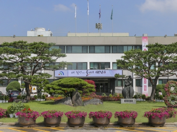 대전 대덕구는 오는 19일 대덕구 평생학습관에서 '2025 평생학습 성과공유회'를 연다. / 대덕구청사 전경