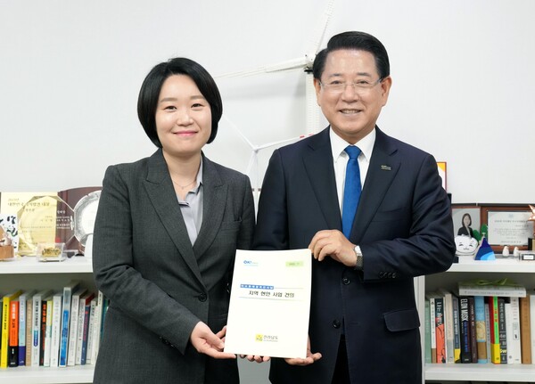 김영록 전라남도지사가 13일 서울 국회에서 이소영 예결위 더불어민주당 간사와 면담을 갖고 2026년 국회 증액 핵심사업이 차질없이 반영되도록 지원을 요청한 뒤 전남의 주요 현안사업 건의 내용을 전달하고 있다./전남도 제공