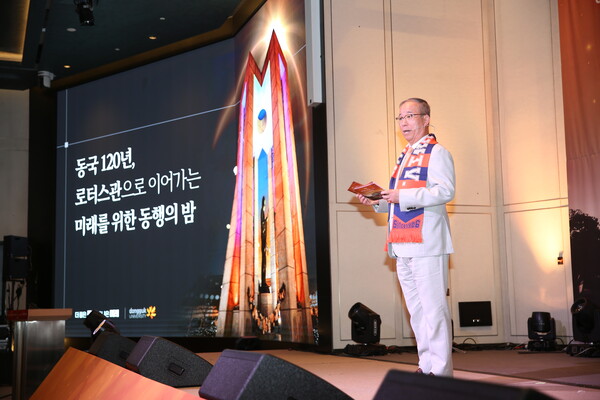 윤재웅 동국대 총장이 로터스관 건립계획을 포함한 동국대학교 발전 계획을 설명하고 있다.