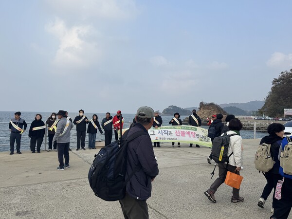 옹진군 자월면 직원들과 산불감시원이 달바위선착장 일원에서 산불예방 캠페인을 펼치며 방문객들에게 주의를 당부하고 있다. / 옹진군청 제공