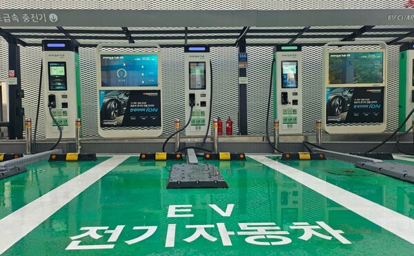 충전소 중앙에 고정된 전기차 화재진압설비(살수 노즐 플레이트)