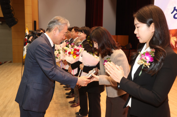 농협중앙회 대전본부는 지난 12일 농협중앙회 중앙본부에서 열린 정례조회에서 산내농협 이선미 상무가 '2025년도 새로운 농협인상'을 수상했다고 밝혔다. / 농협대전지역본부 제공