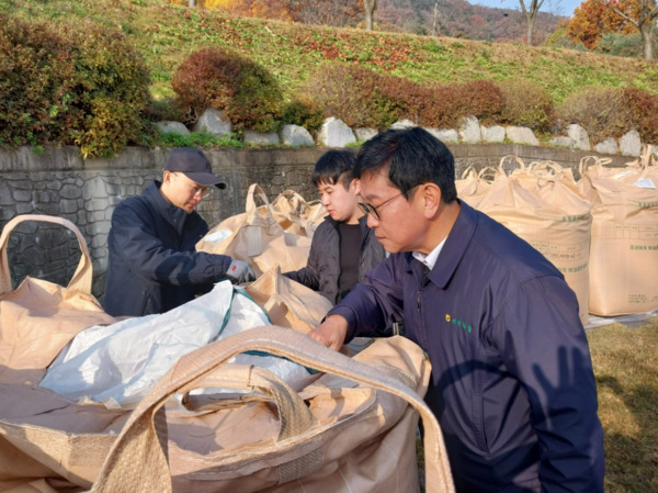농협중앙회 대전본부는 13일 본격적인 벼 수확기를 맞아 공공비축미곡 수매 현장을 방문해 벼 작황과 쌀 수급 상황을 점검했다고 밝혔다. /  농협대전지역본부 제공