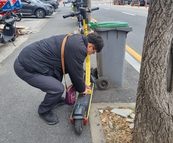 대전시의 개인형 이동장치(PM) 안전 관리 체계에 허점이 드러났다는 지적이 시의회 행정사무감사에서 제기됐다. (사진=무단 방치된 전동킥보드에 대해 견인 조치하는 장면 / 대전시 제공)
