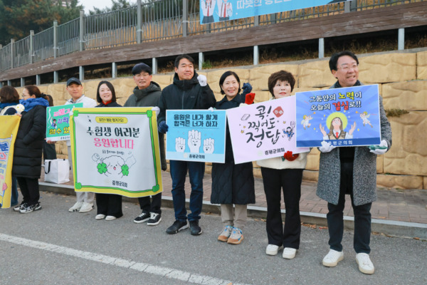 증평군의회는 2026학년도 대학수학능력시험일인 13일 형석고등학교를 방문하여 지역 수험생들을 응원하고 격려했다고 밝혔다(사진 오른쪽부터 이창규 의원, 이동령 의원, 홍종숙 부의장, 조윤성 의장, 최명호 의원, 이금선 의원, 연제광 의원). / 증평군의회 제공