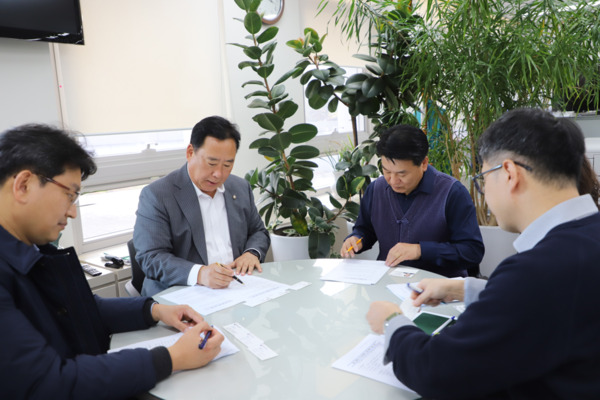 더불어민주당 어기구 의원은 지난 12일 정부세종청사를 방문해 기획재정부·국토교통부·기후에너지환경부·농림축산식품부·해양수산부·문화체육관광부 등 관계 부처와 릴레이 면담을 진행하고, 당진시 주요 현안 해결과 정부예산 반영을 강력히 요청했다고 밝혔다. / 어기구 의원 제공