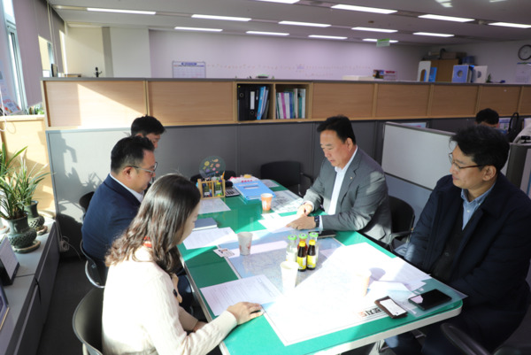 더불어민주당 어기구 의원은 지난 12일 정부세종청사를 방문해 기획재정부·국토교통부·기후에너지환경부·농림축산식품부·해양수산부·문화체육관광부 등 관계 부처와 릴레이 면담을 진행하고, 당진시 주요 현안 해결과 정부예산 반영을 강력히 요청했다고 밝혔다. / 어기구 의원 제공