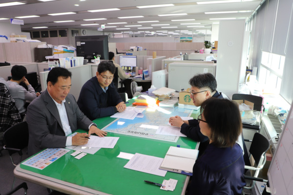 더불어민주당 어기구 의원은 지난 12일 정부세종청사를 방문해 기획재정부·국토교통부·기후에너지환경부·농림축산식품부·해양수산부·문화체육관광부 등 관계 부처와 릴레이 면담을 진행하고, 당진시 주요 현안 해결과 정부예산 반영을 강력히 요청했다고 밝혔다. / 어기구 의원 제공