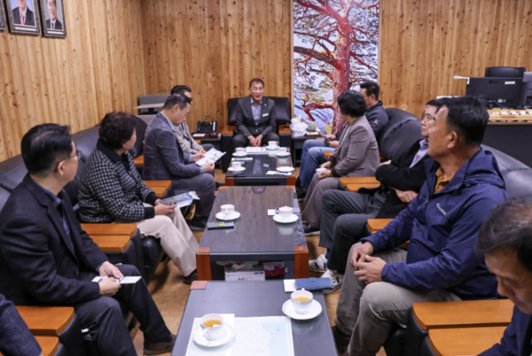 홍성군의회는 지난 12일 자매결연의회인 울진군의회를 방문해 양 의회 간의 우호를 다지고 의정교류를 이어갔다고 밝혔다. / 홍성군의회 제공