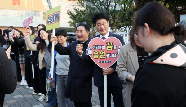 충북도의회는 13일 이양섭 의장이 2026학년도 대학수학능력시험이 치러지는 진천 서전고등학교 시험장을 찾아 수험생들을 격려하고 응원의 메시지를 전달한 가운데, 이양섭 의장이 시험장으로 입실하는 학생들에게 화이팅을 외치며 기운을 불어 넣어주고 있다. / 충북도의회 제공