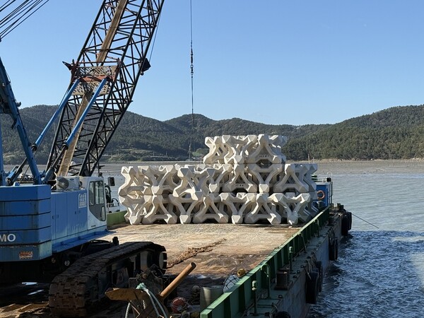 산란·서식장으로 이동하고 있는 인공어초/신안군 제공