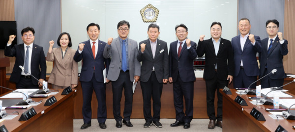 충남도의회는 13일 '충청남도 홍성의료원 원장 후보자 인사청문특별위원회'가 제1차 회의를 개최하고, 위원장에 국민의힘 정광섭 의원·부위원장에 국민의힘 주진하 의원을 각각 선출한 가운데, 정광섭 위원장을 비롯한 특위 소속 의원들이 화이팅을 외치고 있다(사진 왼쪽부터 김민수 의원, 신순옥 의원, 이종화 의원, 양경모 의원, 정광섭 위원장, 이철수 의원, 박정수 의원, 주진하 부위원장, 정병인 의원). / 충남도의회 제공