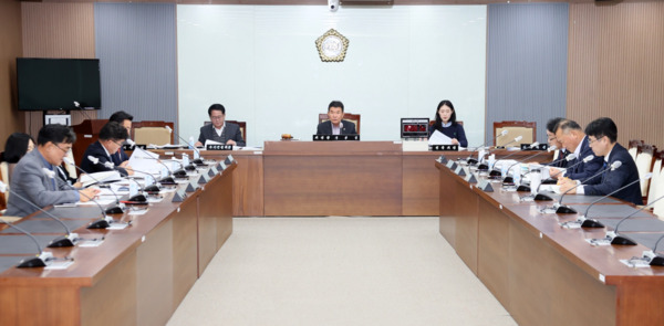 충남도의회는 13일 '충청남도 홍성의료원 원장 후보자 인사청문특별위원회'가 제1차 회의를 개최하고, 위원장에 국민의힘 정광섭 의원·부위원장에 국민의힘 주진하 의원을 각각 선출했다고 밝혔다. / 충남도의회 제공