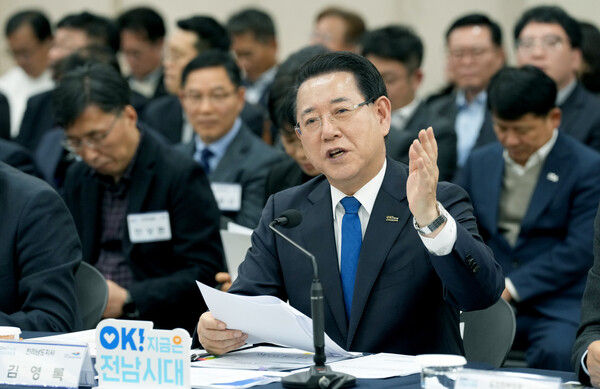 김영록 전라남도지사가 13일 여수시청 대회의실에서 열린 ‘여수시 정책비전 투어’ 행사에서 인사말을 하고 있다./전남도 제공