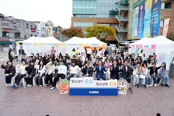 성북구청 바람마당에서 열린 ‘청심환 페스티벌’에 청소년과 주민 500여 명이 참여한 가운데 이승로 성북구청장과 관계자들이 기념촬영을 하고 있다. / 성북구청 제공