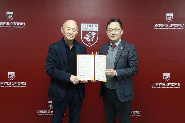 (왼쪽부터) (주)셀쿱스 장득수 대표, 고려대학교 산학협력단 김태근 단장