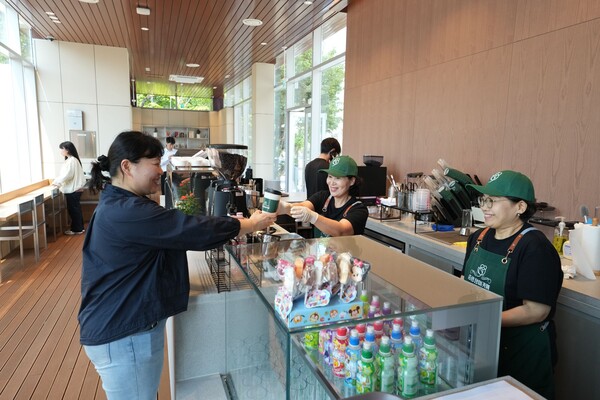 중랑장미카페에서 직원이 방문객에게 음료를 제공하고 있다. / 중랑구청 제공