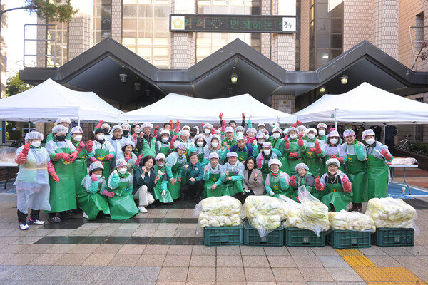 중구 구민회관 앞에서 열린 ‘사랑의 김장 나눔’ 행사에 중구새마을부녀회 회원과 봉사자들이 참여해 김장김치 제작을 마친 뒤 기념촬영을 하고 있다. / 서울중구청 제공