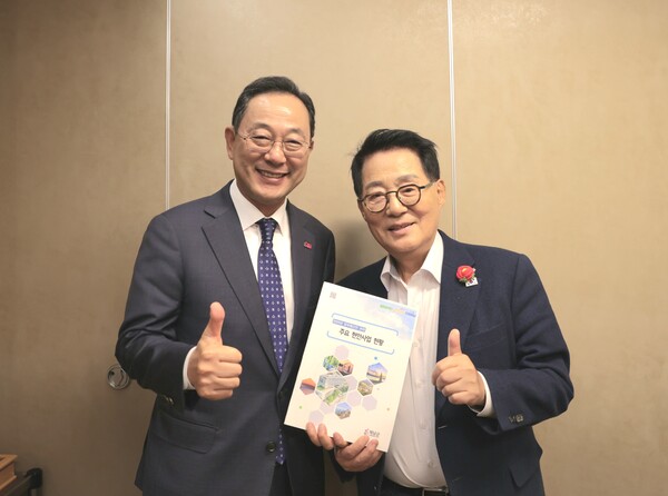 명현관 해남군수가 박지원 국회의원을 만나 내년 주요 현안 사업의 국비 반영위해 면담하고 있다./해남군 제공