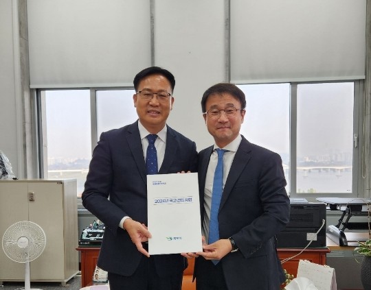 목포시장 권한대행 조석훈 부시장은 지난 13일 국회을 방문해 한병도 예산결산특별위원회 위원장을 만나 내년도 국비확보 위해 면담하고 있다./목포시 제공