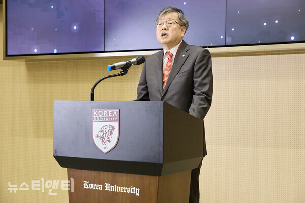 환영사 하는 송진원 대학원장