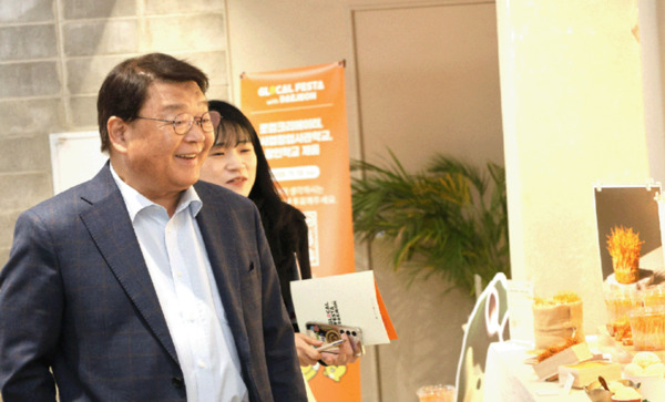 중소벤처기업부와 소상공인시장진흥공단은 지난 13일부터 15일까지 3일간 대전 은행·대흥·선화동 일대에서 '2025년 글로컬 페스타'를 개최한 가운데, 박성효 이사장이 피칭존을 둘러보고 있다. / 소상공인시장진흥공단 제공