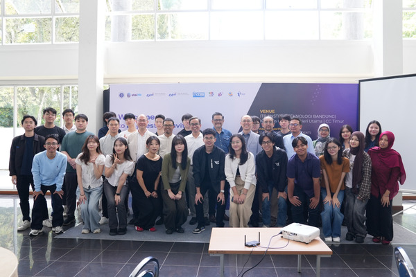 해커톤 참가자들이 기념 촬영을 하고 있다.