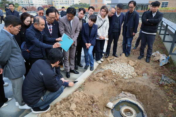 서울시의회 문화체육관광위원회 의원들이 13일 서서울미술관을 찾아 옥상 배수시설과 누수 발생 지점을 직접 확인하며 하자보수 진행 상황을 점검하고 있다. / 서울특별시의회 제공
