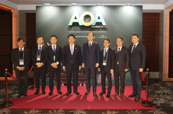 NH농협생명(대표이사 박병희)은 13~14일 여의도 콘래드호텔에서 ‘2025 AOA 세미나’를 개최했다. 사진은 NH농협생명 박병희 대표이사(왼쪽 다섯 번째), 일본 전공련 (JA Zenkyoren) 무라야마 요시히코 대표(왼쪽 네 번째)와 관계자들이 함께 기념촬영을 하는 모습.