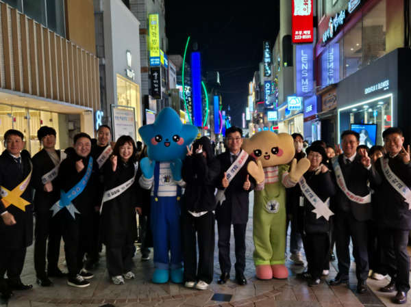 충북교육청은 지난 13일 2026학년도 대학수학능력시험 종료시간에 맞춰 청주 성안길 일대에서 시험을 마친 수험생들에게 따뜻한 격려와 응원의 메시지를 전하는 2025년 수능 수험생 마음건강 캠페인을 진행한 가운데, 윤건영 교육감이 참석자들과 화이팅을 외치고 있다. / 충북교육청 제공
