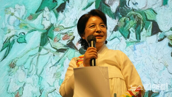 김군자바이오 김군자 대표가 12일 서울 서초구 세빛섬에서 열린 '김군자 당뇨김치' 런칭행사에서 "60세 넘어 시작한 꿈"이라며 신제품 개발 철학과 환영사를 밝히고 있다. / 뉴스티앤티