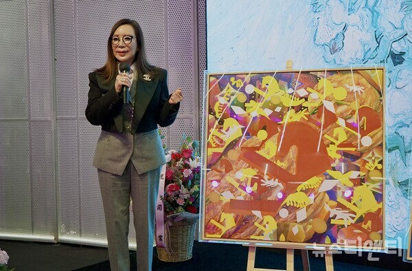 '대한민국 1호 컬러리스트' 김민경 작가(대한민국감성색채디자인협회장)가 '건강과 예술의 융합'을 주제로 한 '발효' 테마의 특별 신작을 런칭행사에서 직접 소개하고 있다. / 뉴스티앤티