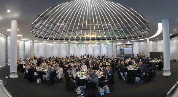 2일 저녁 서울 세빛섬 채빛섬에서 열린 '김군자 당료김치' 런칭행사에 엄태영·서천호·김선호 의원, 남종현 ㈜그래미 회장 등 정·재계, 문화계 주요 인사 150여 명이 참석해 성황을 이뤘다. / 뉴스티앤티