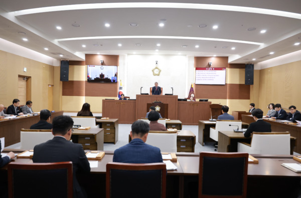 서천군의회는 14일 제336회 임시회 제3차 본회의를 끝으로 지난 10일부터 5일간 진행된 의사일정을 모두 마무리한 가운데, 김경제 의장이 폐회사를 하고 있다. / 서천군의회 제공